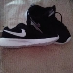 Women's tennis shoes